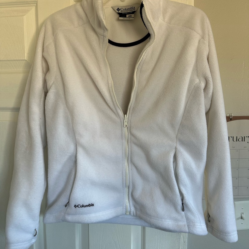 Columbia White Ski Jacket with Stand-Up Collar and Fitted Silhouette